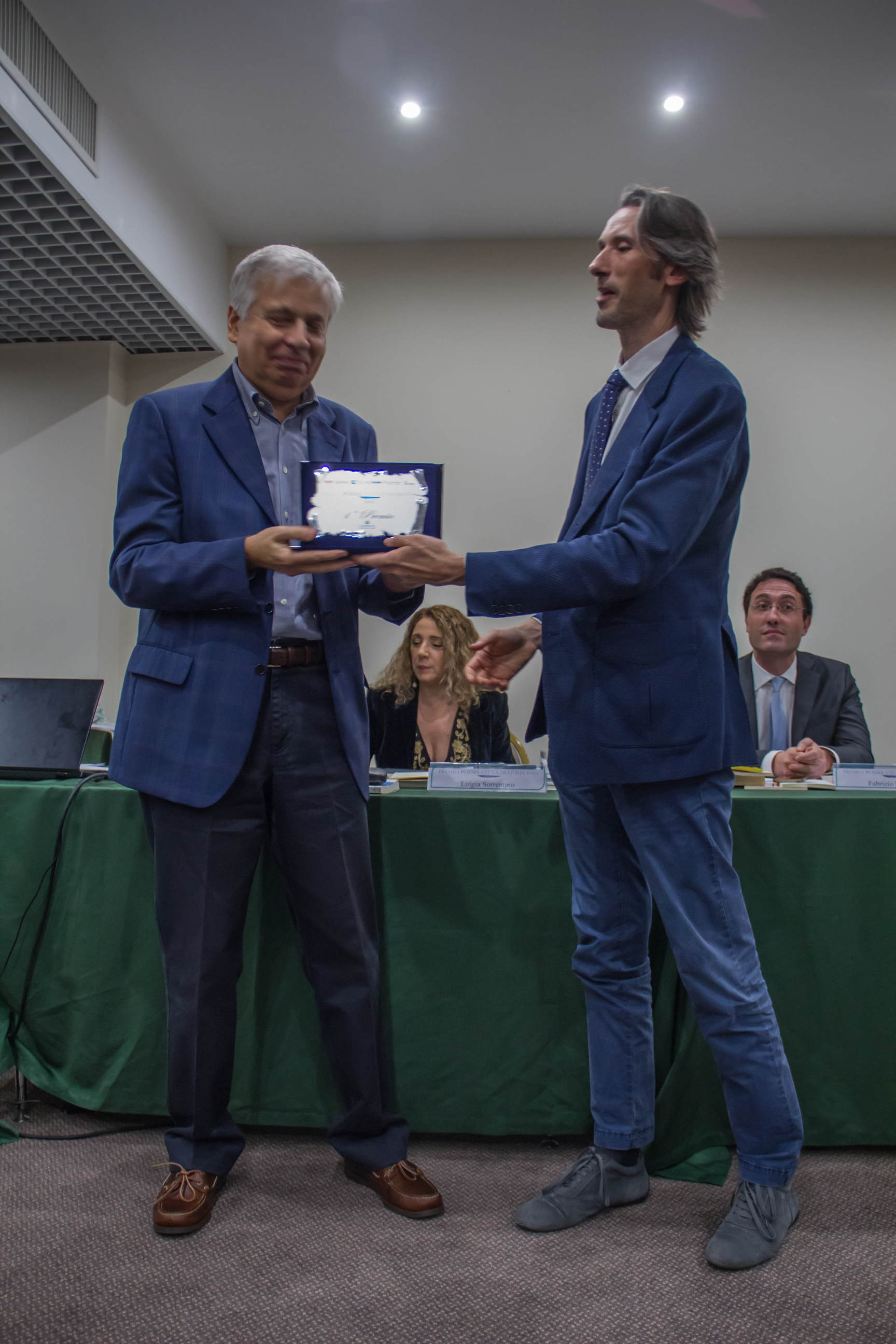 Il prof. Mario Risso Preside Facoltà di Economia dell'Università Noccolò Cusano, premia Giancarlo Pontiggia vinvitore del  1° Premio Opera edita